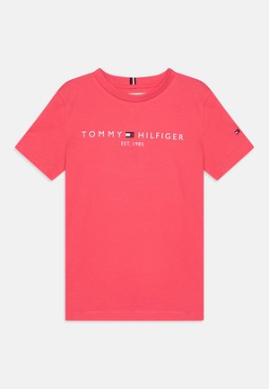 Korallenrote Baumwoll-T-Shirt mit kurzen Ärmeln, mit "TOMMY HILFIGER"-Logo und Text "EST. 1985", Rundhalsausschnitt und kleinem Flaggen-Detail am Ärmel.