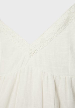 Bela tkanina oblačilo z V-izrezom, obrobljenim z nežno čipko in naborki pod prsmi.