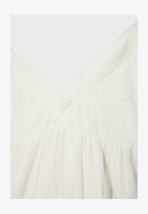 Hvidt beklædningsstof med V-udskæring kantet med fin blonder og rynket detalje under brystet.