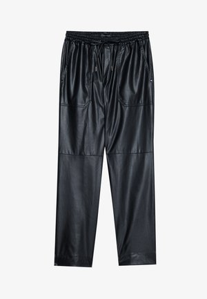 Pantalons en cuir synthétique noir avec une taille élastique, un cordon de serrage et deux poches avant. Présentent une coupe ample et fuselée avec une texture lisse.