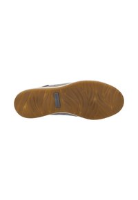 Scarpa grigia chiara con una superficie testurizzata, dotata di una suola in gomma flessibile con battistrada a motivo e dettaglio di branding argentato sul lato.