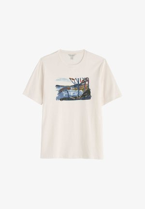 Camiseta de manga corta color crema con un paisaje costero impreso que incluye árboles, agua, veleros y una costa lejana.