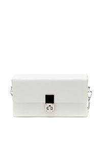 Clutch bag in ecopelle bianca con chiusura a patta, hardware in argento e un accento quadrato nero. Presenta una tracolla a catena removibile.