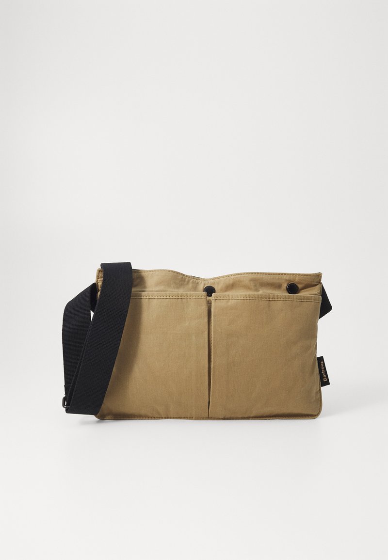 Χακί τσάντα messenger από ύφασμα, με μαύρη ρυθμιζόμενη εσωτερική ζώνη, δύο μπροστινές τσέπες και απλό, καθαρό σχέδιο.