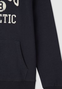 Felpa con cappuccio di un blu navy scuro, con tasca frontale, tessuto testurizzato, polsini a coste e una stampa grafica bianca usurata sul petto.