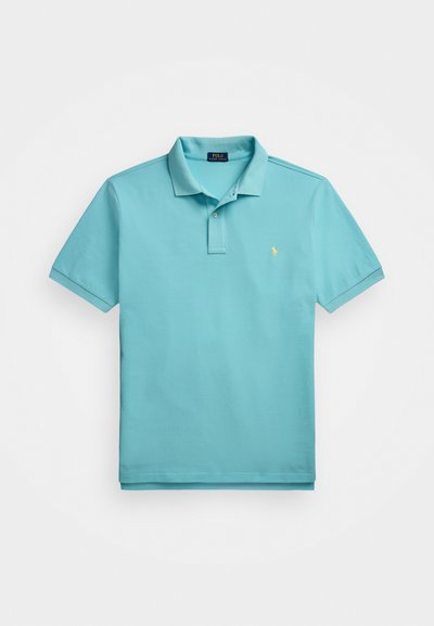 Τυρκουάζ πόλο μπλούζα από βαμβάκι, με κλασικό γιακά, τριπλό κουμπί, κοντά μανίκια και μικρό κεντημένο λογότυπο σε κίτρινο χρώμα.