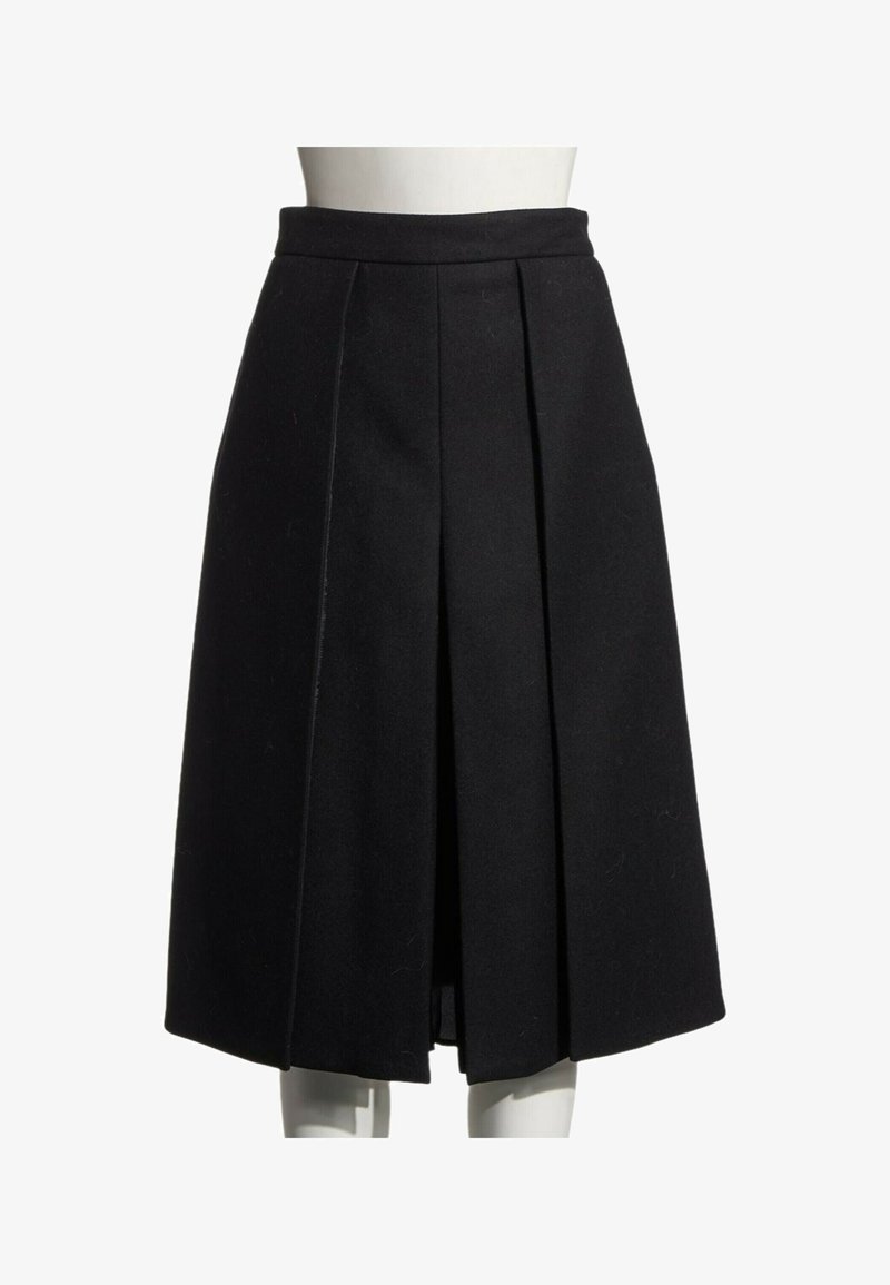 Jupe plissée noire longueur genou sur un mannequin blanc avec une ceinture ajustée et un pli central devant.