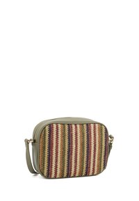 Borsa a spalla rettangolare con parte frontale in tessuto intrecciato caratterizzato da strisce multicolori. Fianchi e tracolla in morbida eco-pelle verde; dettaglio della cerniera dorato.