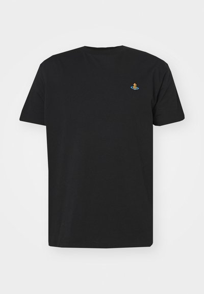 T-shirt de algodão preto com decote redondo, mangas curtas, e um pequeno design colorido bordado na área do peito esquerdo.