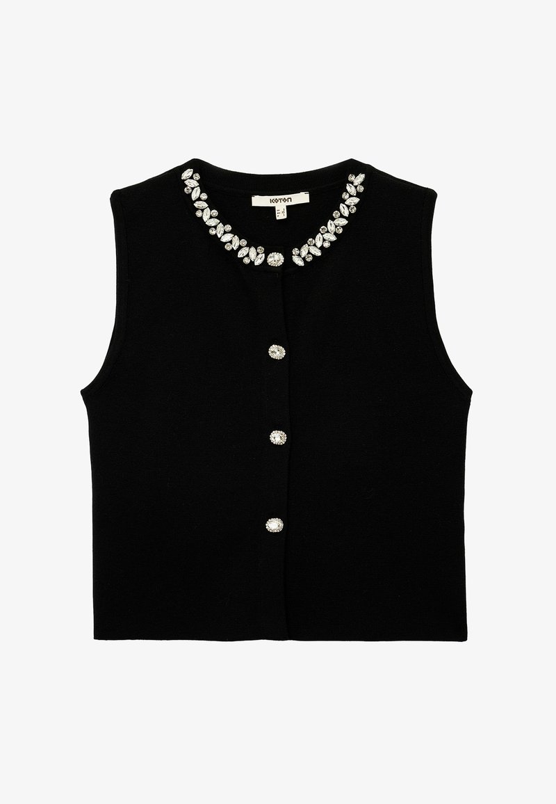 Chaleco negro sin mangas con cuello redondo, que presenta un grupo de gemas artificiales alrededor del cuello y cinco botones decorativos en la parte delantera.