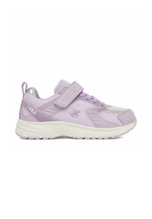 Sneaker da bambino lavanda e bianco con tomaia in mesh, cinturino in velcro, lacci e testo "1982" sul pannello del tallone.