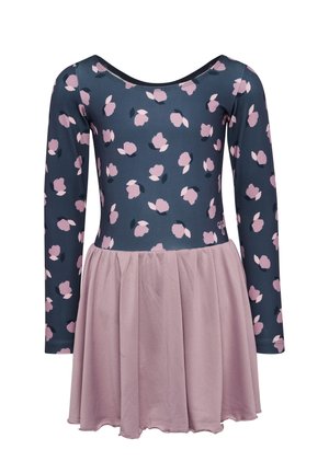 Langærmet navyblå kjole med pink blomsterprint på toppen og ensfarvet lys pink, flydende nederdel, designet til et barn.