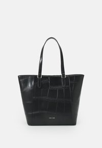 Sac fourre-tout noir en matériau gaufré crocodile, au toucher lisse, avec des poignées doubles et un logo de marque métallique à l'avant.