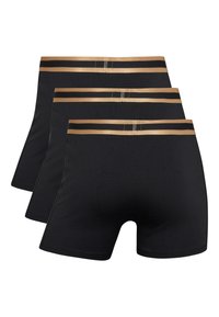 Set van zwarteboxershorts, gemaakt van een gladde stof, met korte pijpjes en een elastische tailleband met gouden streep. Drie paar tentoongesteld.