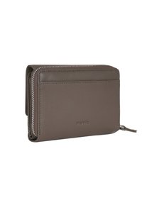 Portafoglio in pelle marrone con chiusura a zip, caratterizzato da una texture liscia e un design semplice. Il nome del marchio è impresso sul davanti.