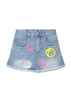 Minigonna in denim azzurro chiaro con cinque disegni colorati di faccine sorridenti e orlo sfrangiato, dotata di tasche frontali e chiusura con bottoni.