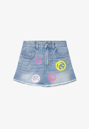 Minigonna in denim azzurro chiaro con cinque disegni colorati di faccine sorridenti e orlo sfrangiato, dotata di tasche frontali e chiusura con bottoni.