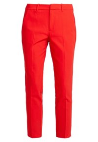 Pantalon rouge sur mesure avec une coupe slim, un devant plat et des plis marqués. Confectionné en tissu lisse avec passants pour ceinture et poches latérales.