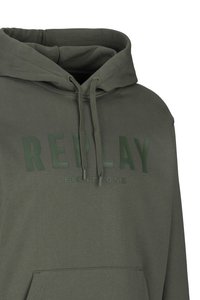 Donkergroen hoodie met trekkoorden, een voorkeertzak en het reliëftekst "REPLAY EIGHTYONE" op de borst.