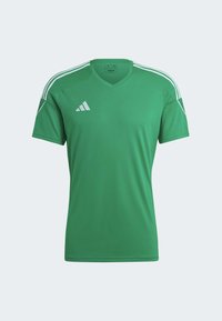 Jersey deportivo de manga corta verde hecho de tejido suave. Diseño de cuello en V con tres rayas blancas en los hombros. Presenta el logotipo de Adidas en el pecho.
