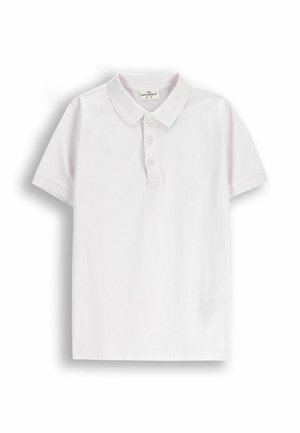 Biała koszulka polo z krótkim rękawem, trzema guzikami i małym haftowanym logo na lewej piersi.