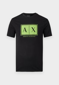 Μαύρο κοντομάνικο T-shirt με πράσινο ορθογώνιο λογότυπο που αναγράφει "A|X" και "Armani Exchange" στο κέντρο του μπροστινού μέρους.