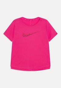Camiseta de manga corta rosa en tejido suave con el logo de Nike en negro en el frontal. Cuello redondo y bajo ligeramente curvado.