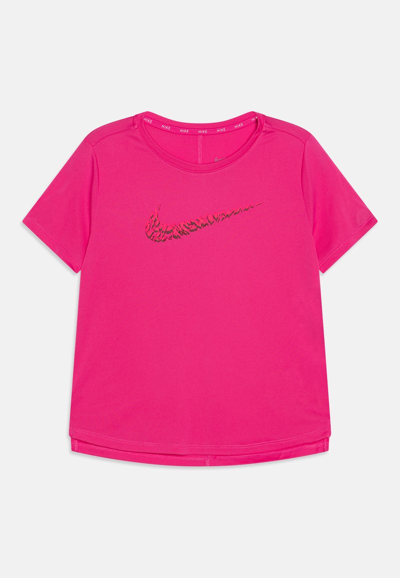 Camiseta de manga corta rosa en tejido suave con el logo de Nike en negro en el frontal. Cuello redondo y bajo ligeramente curvado.
