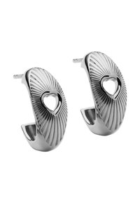 Pendientes de aro plateados con un diseño acanalado, que cuentan con un corte en forma de corazón en el centro. El acabado pulido realza la textura y los detalles.