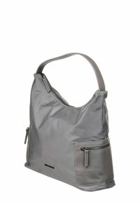 Sac hobo en nylon gris avec une seule lanière d'épaule, présentant une texture lisse, un compartiment principal zippé et une poche extérieure zippée.