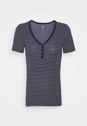 Marineblauw shirt met korte mouwen, witte horizontale strepen, V-hals en een knoopsluiting aan de voorkant met vier knopen.