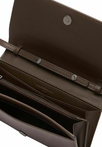 Brązowy skórzany portfel o smukłym designie, wyposażony w zapięcie na zatrzask, wiele przegródek oraz kieszeń na suwak dla bezpiecznego przechowywania.