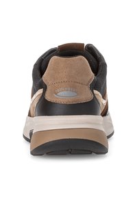 Herensportsneakers met een zwart mesh bovenwerk en tan suède accenten, een gevoerde beige zool en een afgeronde hak.