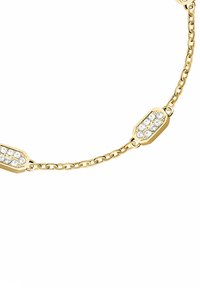 Collier chaîne en or avec des maillons rectangulaires incrustés de cristaux clairs, créant un effet texturé et scintillant.