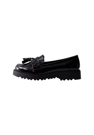 Mocassins en cuir verni noir avec une pointe arrondie, un accent de gland décoratif et une semelle texturée épaisse.