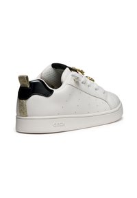Witte leren sneakers met perforaties, een accent van zwart lakleer op de hiel en een getextureerde gouden tab aan de achterkant. Geox merk op de zool.
