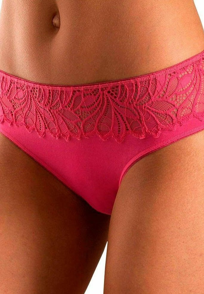 Lace-mönstrade rosa trosor med en bred kant av spets, slätt material och en mjuk textur. Den övergripande formen är en klassisk trosa.