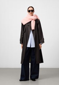 Donkerbruin trenchcoat, lichtblauw shirt, donkere denim wijde broek, roze donzige sjaal, zwarte zonnebril, zachte textuur, gelaagd ontwerp.