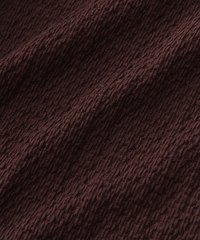 Nahaufnahme eines dunkelbraunen Stoffs mit einer strukturierten, zerknitterten Oberfläche und subtilen wellenartigen Mustern.