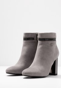 Laura Biagiotti Botines de tacón - grey