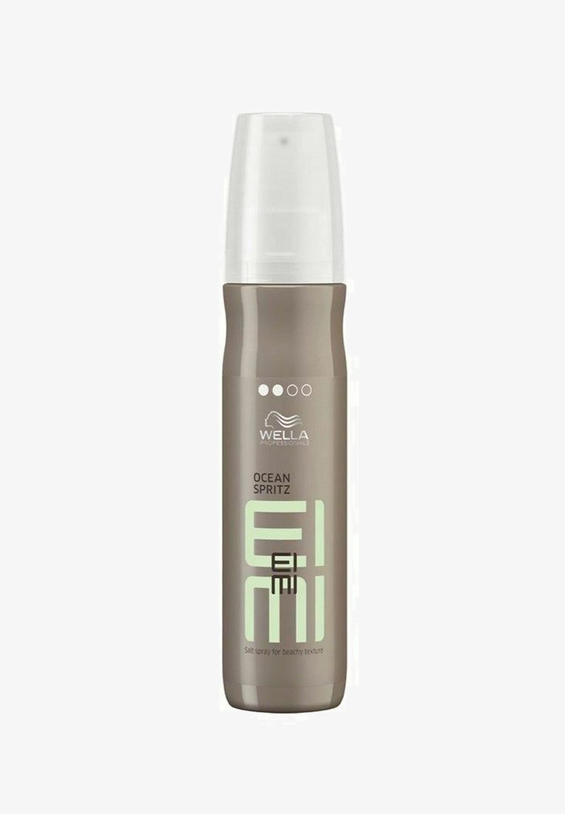 Wella EIMI Ocean Spritz salt spray i en brun cylindrisk flaska med en klar pump-top, med en mintgrön etikett och vit logotyp.