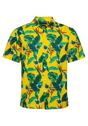 Chemise jaune à manches courtes boutonnée avec motif de feuilles tropicales vertes et fleurs bleues et rouges.