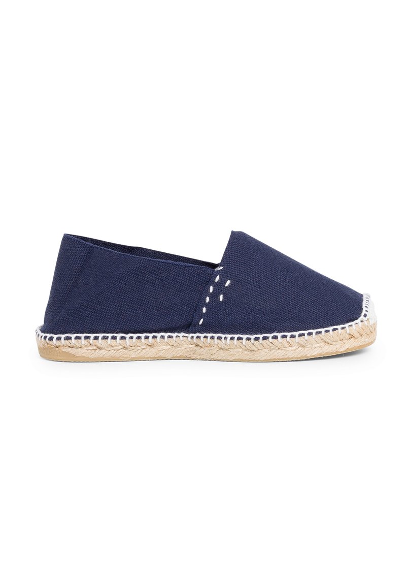 Marine canvas espadrille met een instapontwerp, jute touwzool en witte stiksels langs de randen. Eenvoudig en laag profiel silhouet.