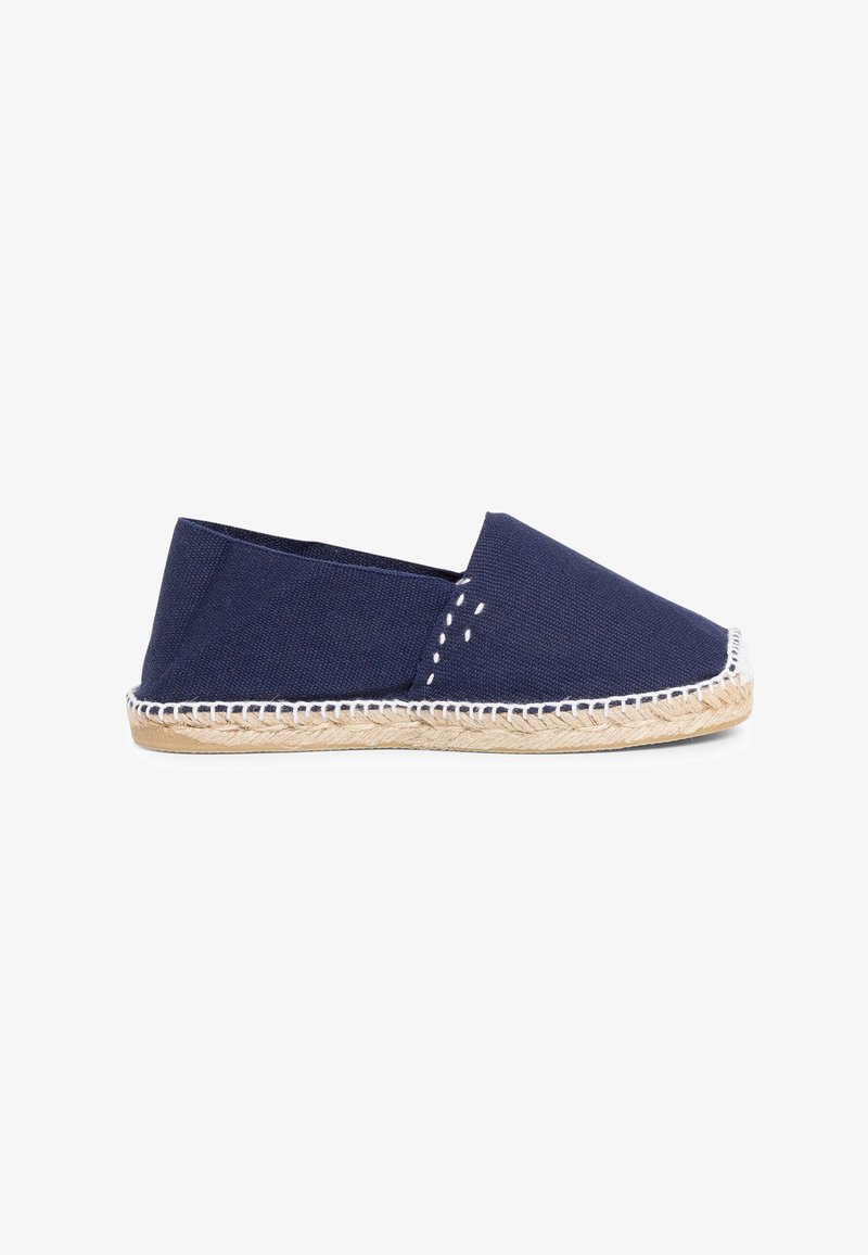 Espadrille in tela blu navy con design slip-on, suola in corda di juta e cuciture bianche lungo i bordi. Silhouette semplice e a basso profilo.