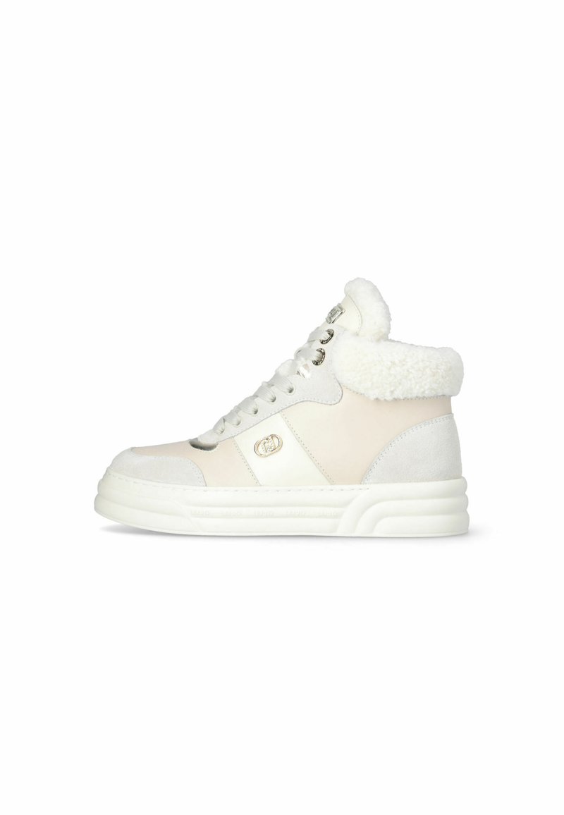 Sneakers alta di colore crema e bianco, realizzati in materiale scamosciato e sintetico, con colletto in pile morbido e occhielli metallici per i lacci.
