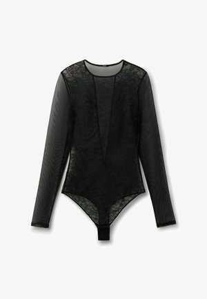 Czarny koronkowy body z przezroczystymi długimi rękawami i głębokim dekoltem w kształcie litery V na białym tle.