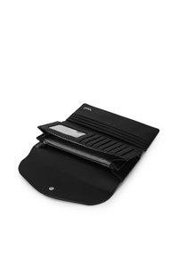 Černá kožená peněženka s několika přihrádky na karty, zipovanou kapsou a embosovaným logem. Má texturované podšívku a zaoblené okraje.
