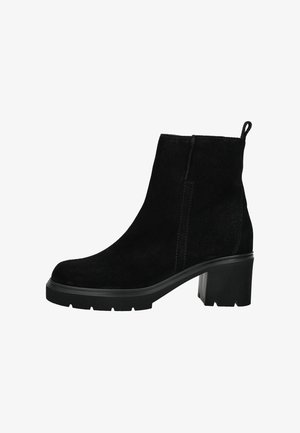 Bottine en daim noir avec un talon épais, présentant une texture lisse, des coutures latérales et une languette à l'arrière pour un enfilage plus facile.