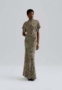 Vestido comprido e justo com padrão de riscas de zebra em tons de castanho e bege, mangas curtas, decote alto e tecido macio e fluído.