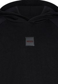 Schwarzer Hoodie aus weichem Stoff, mit einer vorderen Tasche, verstellbarem Kordelzug an der Kapuze und einem kleinen quadratischen Logo-Patch auf der Brust.